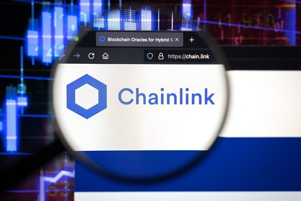 Chainlink jumps on partnership with leading Oracle provider as AI altcoin aims to outpace Polkadot